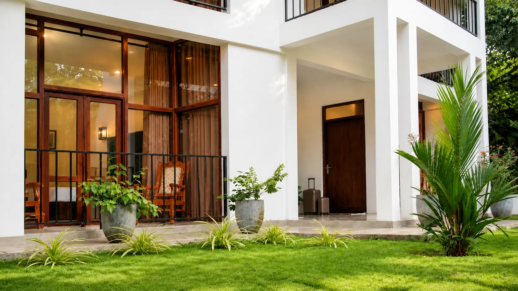 The welcoming garden entrance at Manike Lodge